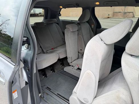 Used 2017 Toyota Sienna LE FWD image 18