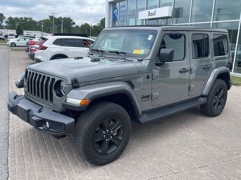Used 2022 Jeep Wrangler Unlimited Sahara AWD/4WD image 3