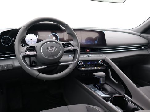 Certified 2025 Hyundai Elantra SEL image 10