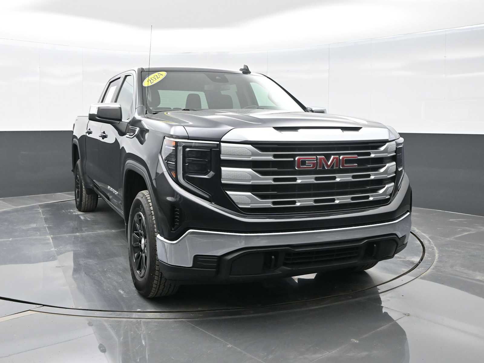 Used 2024 GMC Sierra 1500 SLE AWD/4WD image 2