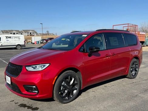 New 2026 Chrysler Pacifica Limited image 1