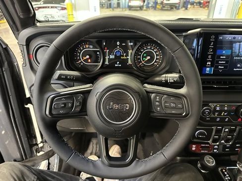 Used 2025 Jeep Gladiator Rubicon w/ Convenience Group image 28