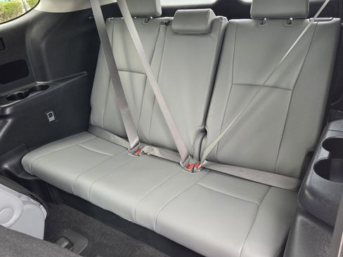 Used 2024 Toyota Highlander XLE AWD/4WD image 12
