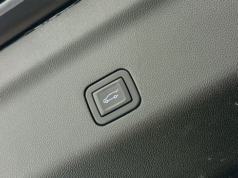 Used 2024 Chevrolet Tahoe Premier AWD/4WD image 32
