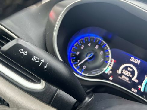 Used 2023 Chrysler Pacifica Touring-L image 23