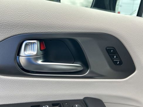 Used 2024 Chrysler Pacifica Touring-L image 36