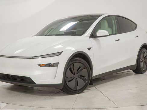 Used 2026 Tesla Model Y AWD image 1