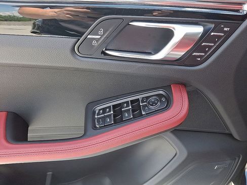 Used 2025 Porsche Macan image 14