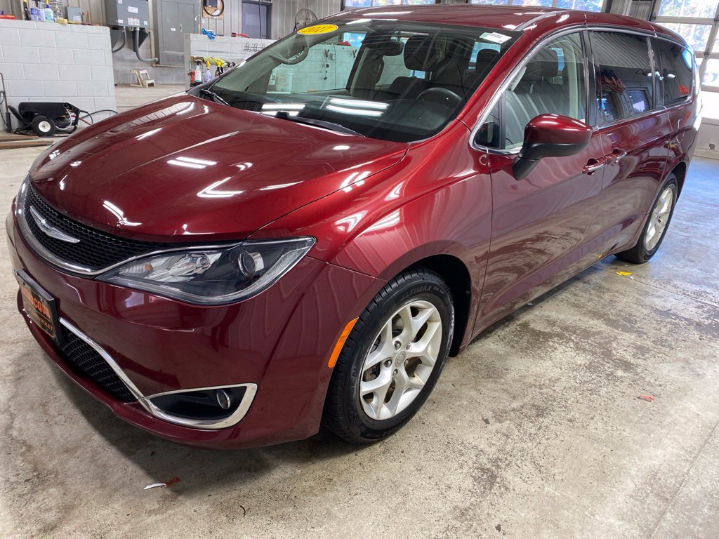 Used 2017 Chrysler Pacifica Touring Plus w/ Tire & Wheel Group FWD image 4