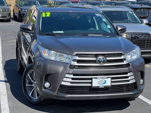 Used 2017 Toyota Highlander XLE AWD/4WD image 1