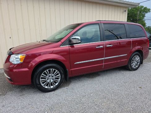 Used 2014 Chrysler Town & Country Touring-L w/ Driver Convenience Group FWD image 12