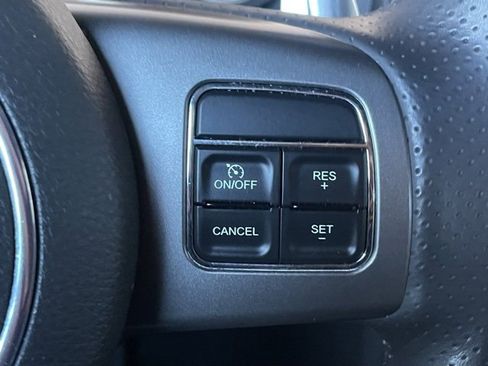 Used 2014 Dodge Challenger SXT image 13