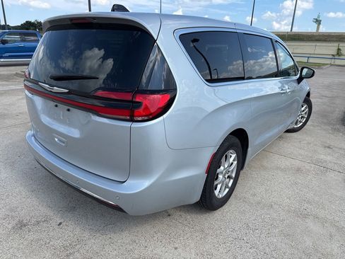 Used 2023 Chrysler Pacifica Touring-L FWD image 11