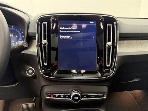 Certified 2025 Volvo XC40 B5 Plus image 19