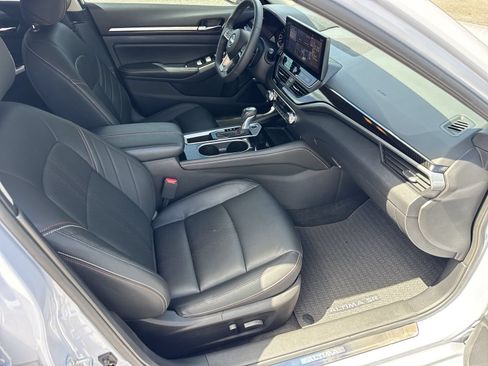 Used 2025 Nissan Altima 2.5 SR w/ SR Premium Package FWD image 30