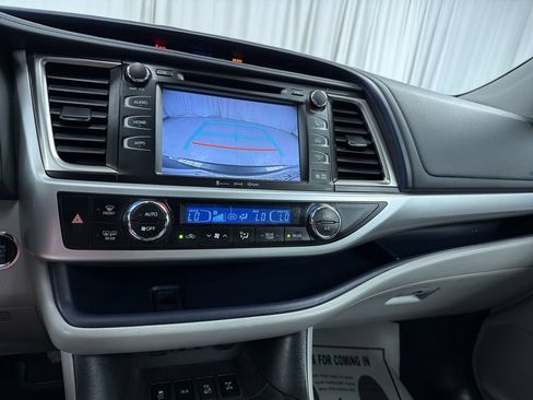 Used 2019 Toyota Highlander XLE AWD/4WD image 21
