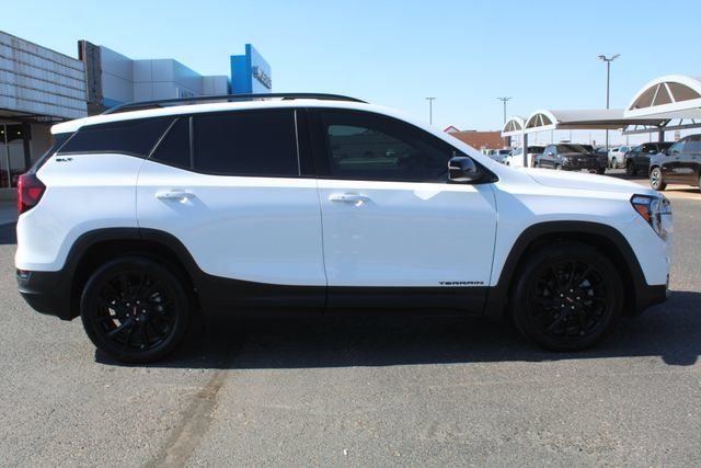 Used 2024 GMC Terrain SLT w/ Infotainment Package II FWD image 2