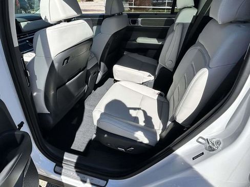 Used 2025 Hyundai Santa Fe Calligraphy image 9