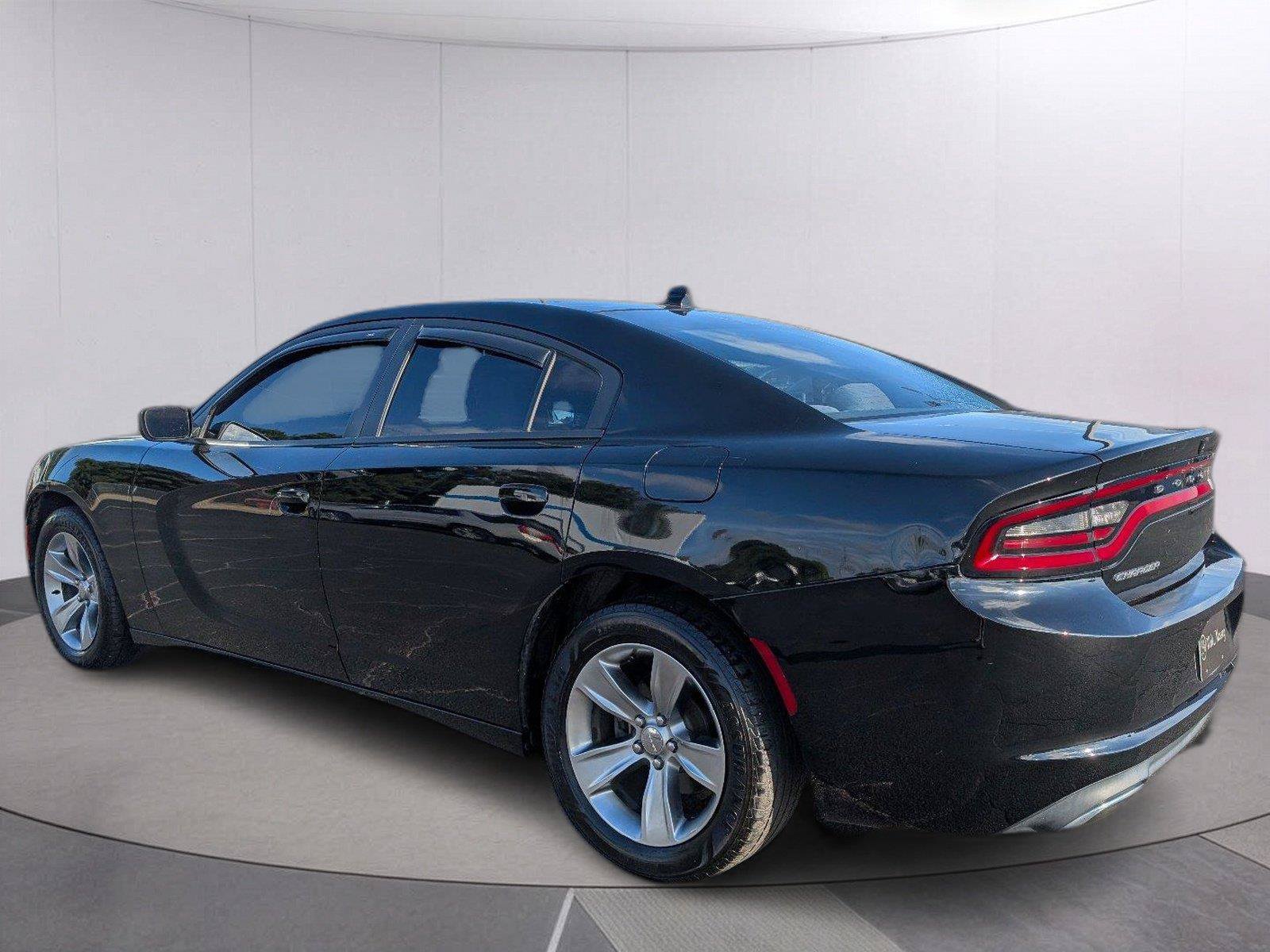 Used 2017 Dodge Charger SXT w/ Navigation & Travel Group RWD image 5