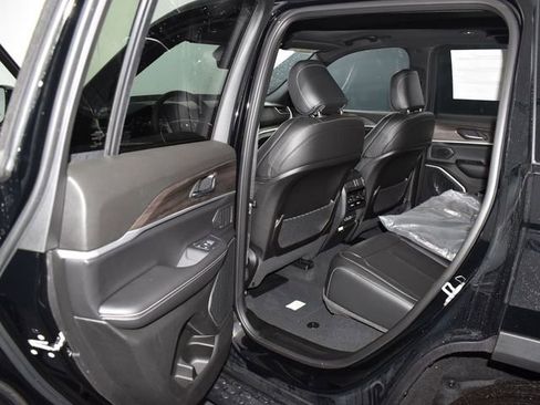 New 2025 Jeep Grand Cherokee Limited w/ Black Appearance Package AWD/4WD image 31