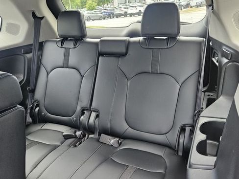 Used 2024 Honda Pilot Touring image 11