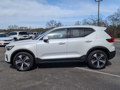Used 2024 Volvo XC40 B5 Plus image 6