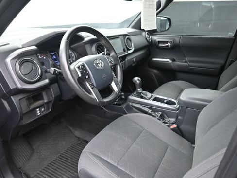 Used 2019 Toyota Tacoma TRD Sport w/ Technology Package image 12