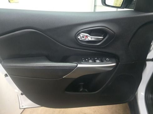 Used 2019 Jeep Cherokee Latitude Plus w/ Cold Weather Group AWD/4WD image 19