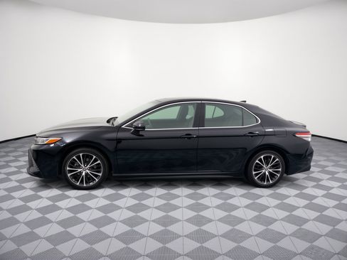 Used 2018 Toyota Camry SE FWD image 2