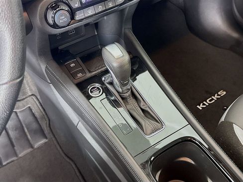 Used 2022 Nissan Kicks SR w/ Premium Package FWD image 16