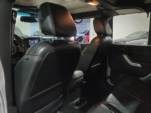 Used 2016 Jeep Wrangler Unlimited Rubicon w/ Connectivity Group AWD/4WD image 24