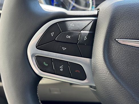 Used 2023 Chrysler Pacifica Touring-L FWD image 31