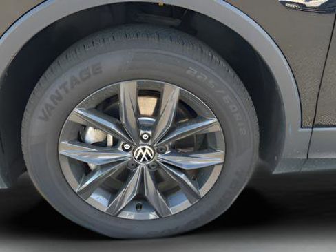Used 2024 Volkswagen Tiguan SE AWD/4WD image 45