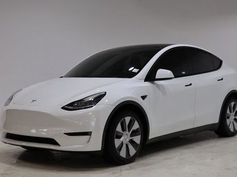 Used 2022 Tesla Model Y Long Range image 3