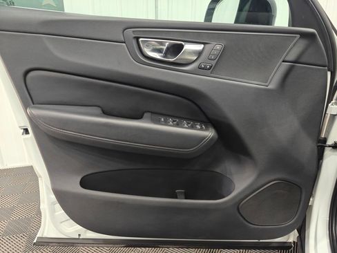 Used 2023 Volvo XC60 B5 Plus image 39