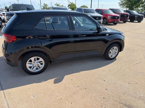 Used 2022 Hyundai Venue SE FWD image 7