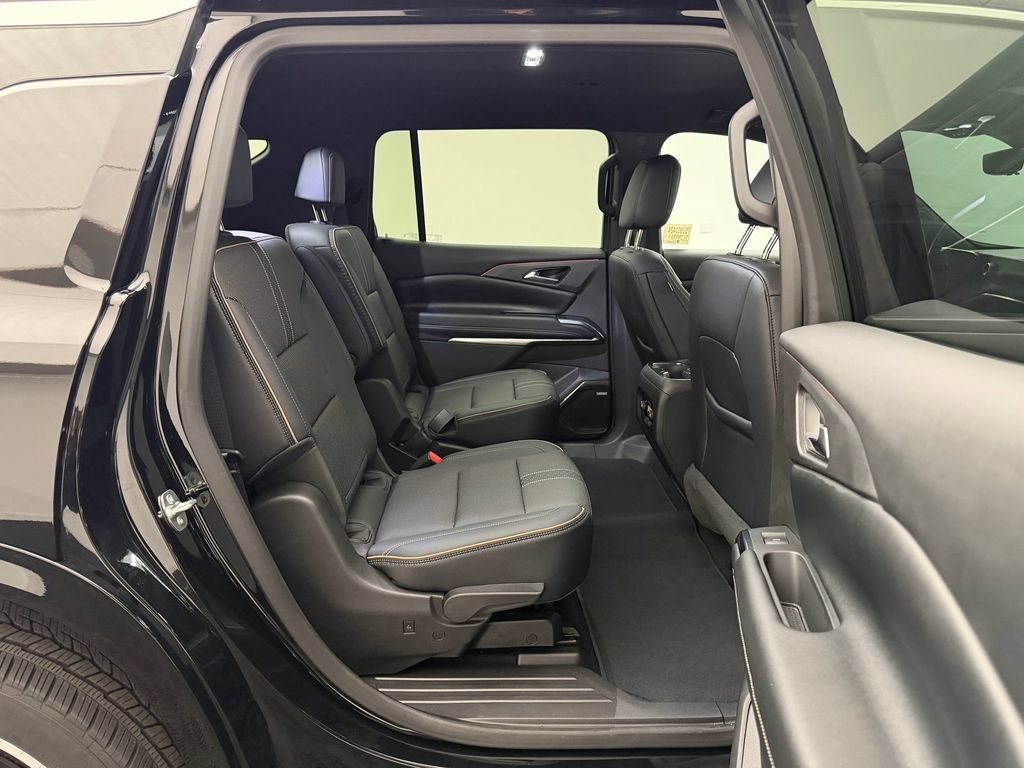 Used 2025 Chevrolet Traverse High Country FWD image 24
