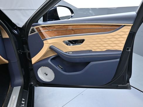 Used 2025 Bentley Flying Spur Plug-In Hybrid image 34