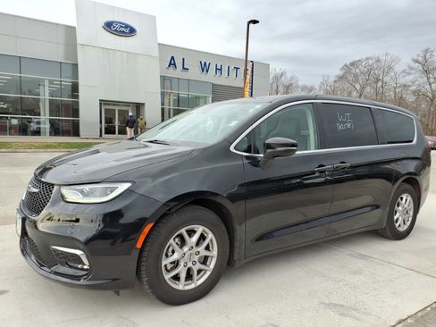 Used 2023 Chrysler Pacifica Touring-L image 1