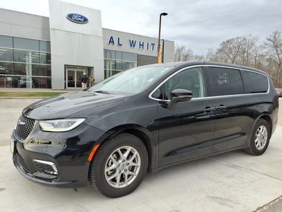 Used 2023 Chrysler Pacifica Touring-L