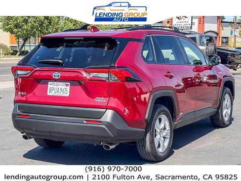 Used 2020 Toyota RAV4 XLE w/ Convenience Package AWD/4WD image 4