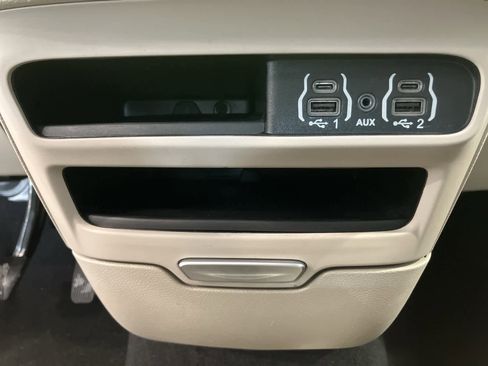 Used 2024 Chrysler Pacifica Touring-L image 19