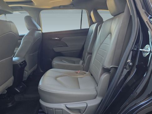 Used 2023 Toyota Highlander XLE image 9