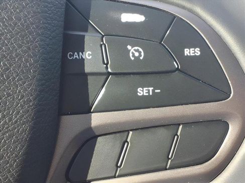 Used 2019 Jeep Cherokee Limited image 18