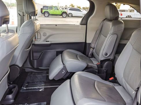 Used 2023 Toyota Sienna Limited image 22
