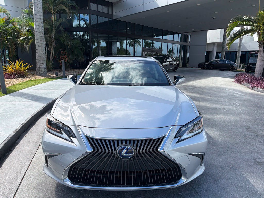 Used 2019 Lexus ES 300h Ultra Luxury w/ Accessory Package 2 FWD image 6