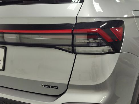 Used 2025 Volkswagen Taos SE image 4