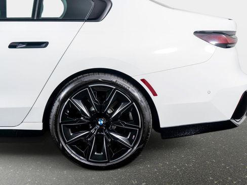 Used 2025 BMW 740i w/ Premium Package RWD image 16