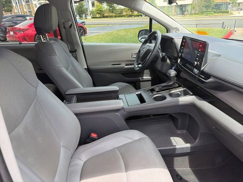 Used 2021 Toyota Sienna Limited AWD/4WD image 3