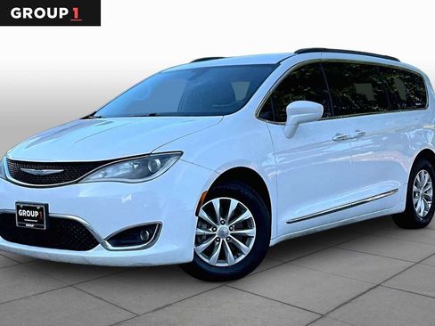 Used 2017 Chrysler Pacifica Touring-L FWD image 1